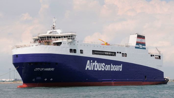 Cùng thời điểm đó, chiếc tàu thứ hai xuất phát từ cảng Hamburg với phần thân sau của máy bay. Đích đến của con tàu là Saint-Nazaire, Pháp, để lấy 2 phần còn lại của thân máy bay là phần giữa và phần đầu, rồi vận chuyển cả 3 phần đến thị trấn Pauilliac ở Pháp. Ảnh: Airbus.