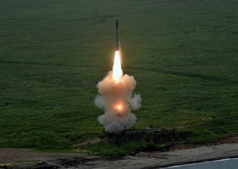 Ngoài ra, tên lửa Bastion, với sự giúp đỡ của trạm radar Monolith-B, có thể phát hiện được mục tiêu ở khoảng cách rất xa, điều này NSM không có. Sức mạnh chiến đấu của Bastion cũng vượt trội NSM của NATO. "Tên lửa NSM có thể mang theo đầu đạn nặng 125 kg, trong khi các tên lửa Onyx có thể mang theo đầu đạn nặng 215 - 220 kg. Để tiêu diệt tàu khu trục của Mỹ Arleigh Burke sẽ cần 2 - 3 tên lửa và mất không quá 15 phút", Alexander Mozgovoi nhấn mạnh.