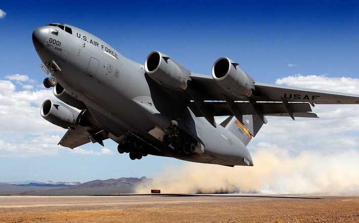 Hình ảnh một chiếc C-17 cất cánh trên đường băng dã chiến, và mẫu máy bay này còn có thể hoạt động trên nhiều loại địa hình và môi trường khác nhau. Nguồn ảnh: Wikipedia.