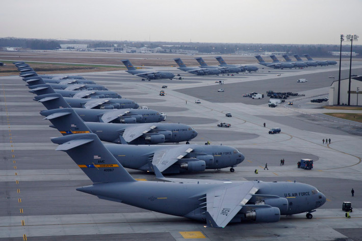 Ngoài ra C-17 có thể vận chuyển được hầu hết thiết bị chiến đấu di động của quân đội Mỹ như xe tăng M1 Abrams, xe bọc thép M2/M3 Bradley hoặc 4 máy bay trực thăng vận tải UH-60 Blackhawk, 2 máy bay trực thăng tấn công AH-64 Apache. C17 chỉ cần 2 phi công và một người phụ trách bốc hàng mỗi khi thực hiện nhiệm vụ. Giá của một chiếc C-17 tại Mỹ vào khoảng 218 triệu USD. Nguồn ảnh: Không quân Mỹ.
