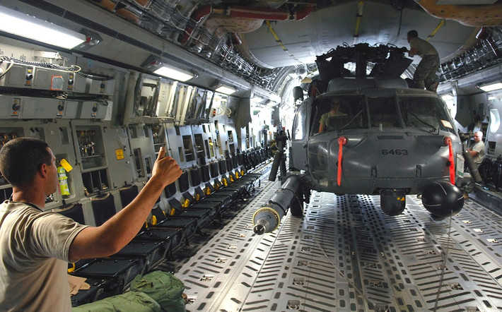 Nhiệm vụ chính của C-17 là vận chuyển binh lính, hàng hóa, trang thiết bị quân sự phục vụ cho các chiến dịch và các căn cứ của Mỹ trên toàn cầu. Một chiếc C-17 có thể chở theo 77 tấn hàng hóa, 102 lính dù, tối đa 134 binh sĩ, hoặc kết hợp 36 bệnh nhân và 54 bệnh nhân cấp cứu. Nguồn ảnh: Không quân Mỹ.