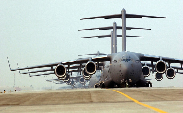 C-17 có chiều dài 53 m, sải cánh 51 m, cao 16 m, trọng lượng rỗng 128 tấn, tải trọng hàng hóa 77,5 tấn, trọng lượng cất cánh tối đa 265 tấn. Nó cần đường băng dài tối thiểu 2.300 m để cất cánh. Nguồn ảnh: Không quân Mỹ.
