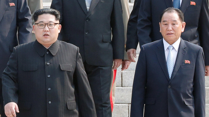 Còn ông Kim Yong-chol, người được xem là cánh tay phải của Chủ tịch Kim Jong-un, từng tháp tùng nhà lãnh đạo Triều Tiên trong chuyến đi tới Singapore dự Thượng đỉnh Mỹ-Triều lần 1 tại Singapore hồi tháng 6/2018. Ảnh: ABC.