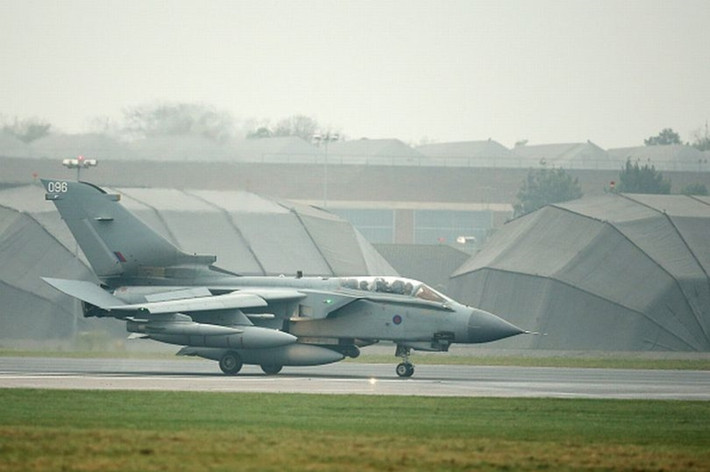 Không quân Hoàng gia Anh (RAF) đã công bố thông tin: Dòng máy bay Tornado sẽ kết thúc sứ mệnh phục vụ trong quân đội kể từ ngày 31/3/2019 tới, kết thúc bốn thập kỷ tham gia các phi đội và trở thành dòng máy bay chủ lực của RAF. Ba biến thể của Tornado phục vụ huấn luyện sẽ tiếp tục được sử dụng, được sơn rằn ri, như những chiếc Tornado đầu tiên được biên chế trong RAF. (Ảnh Getty Images)