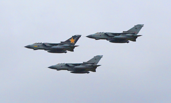 Cuối tháng 3/2019, chiến đấu cơ Tornado sẽ nghỉ hưu sau 40 năm phục vụ Không quân Hoàng gia Anh. Tornado là máy bay có thời gian phục vụ trong không lực Anh lâu nhất lịch sử. Nhiệm vụ của nó sẽ được giao phó lại cho những chiến đấu cơ thế hệ thứ 4+ Typhoon và thế hệ thứ 5 F-35 Lightning II (Ảnh Lancaster Guardian)