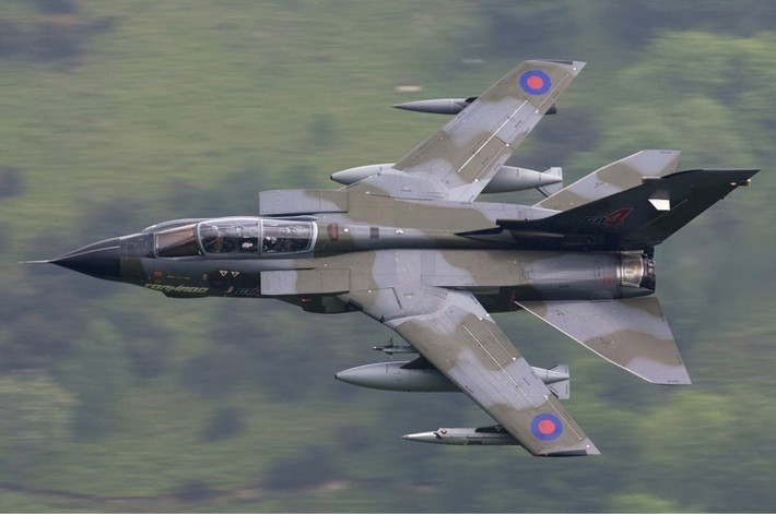 Panavia Tornado là máy bay ném bom chiến đấu hai phi công điều khiển, được sản xuất bởi sự hợp tác giữa 3 quốc gia: Anh, Đức và Italy. Máy bay chiến đấu này có 3 phiên bản sau: tiêm kích Tornado IDS (Interdictor/Strike), đánh chặn Tornado ADV (Air Defense Variant) và ném bom/do thám tàng hình Tornado ECR (Electronic Combat/Reconaissance). (Ảnh Royal Air Force)