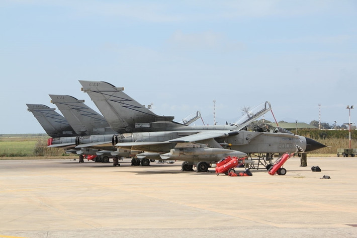 Khả năng mang bom, Tornado GR4 mang tổng cộng 5 bom có điều khiển Paveway IV (230kg/quả) hoặc 3 bom Paveway II (454kg/quả) hoặc 2 bom Paeway III (loại 1 tấn) hoặc loại bom chuyên phá đường băng JP233 và MW-1. Nó cũng có khả năng mang đến 4 bom hạt nhân B61 hoặc WE.177. (Ảnh Wikipedia)