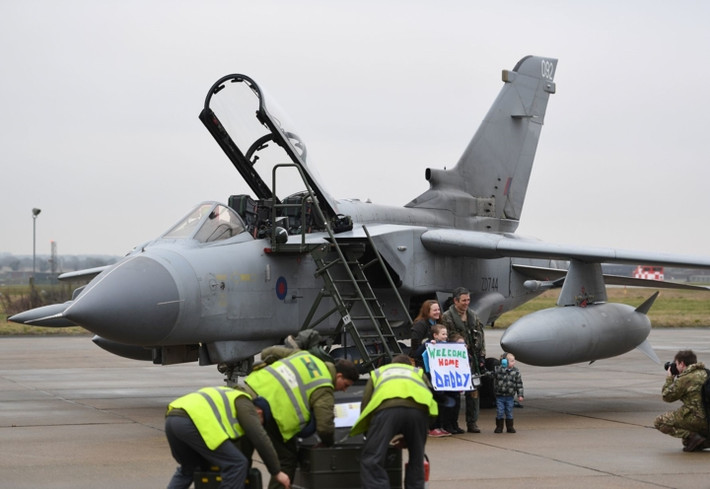 Tornado GR4 là biến thể máy bay ném bom được phát triển bởi liên doanh Panavia Aircraft GmbH từ những năm 1970. Tornado GR4 từng là máy bay ném bom chiến thuật chủ lực của Không quân Hoàng gia Anh. Nó có khả năng mang tối đa 6 tên lửa đối đất AGM-65 Maverick hoặc 12 tên lửa chống tăng Brimstone hoặc 9 tên lửa chống radar ALARAM. Ngoài ra, nó có thể mang tên lửa không đối không AIM-9 hoặc AIM-132 để tự vệ. (Ảnh Royal Air Force)