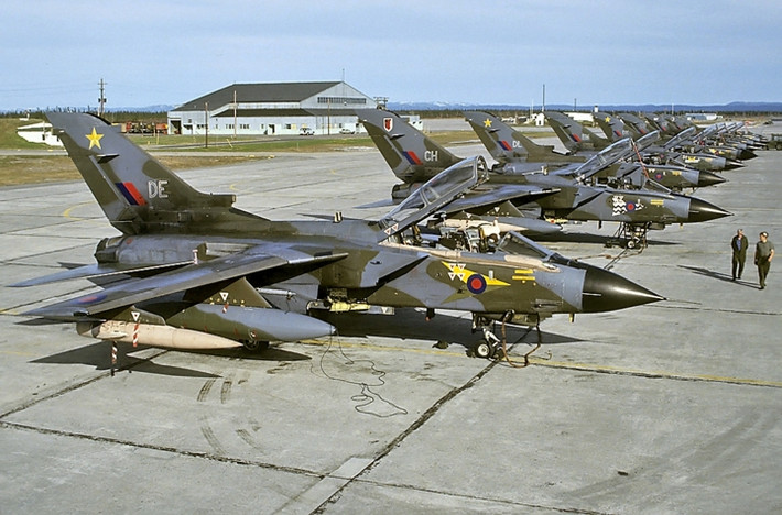 Tornado GR4 được tích hợp loại radar định vị/tấn công có khả năng phát hiện nhiều mục tiêu, hỗ trợ bay bám biên dạng địa hình độ cao thấp... Ngoài ra, nó có thể mang theo pod trinh sát hàng không, pod chỉ thị mục tiêu cho bom dẫn đường laser. (Ảnh Royal Air Force)