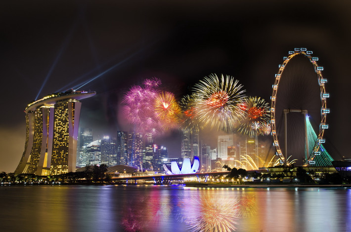 Người dân Singapore đón Tết truyền thống cùng thời điểm với Tết Nguyên đán của người Việt Nam. Những ngày Tết ở Singapore thường diễn ra với Lễ hội mùa xuân với 3 sự kiện nổi bật: Lễ hội Hoa đăng, Lễ hội Singapore River Hongbao và Lễ hội đường phố Chingay, kéo dài từ mùng 1 Tết cho đến 15 tháng Giêng âm lịch. Ảnh: Reuters.