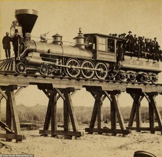 Một đầu máy gần sông American, bang California. Nó đang chở rất nhiều nhân viên của công ty Đường sắt Trung Thái Bình Dương. Hình ảnh này có từ năm 1865, thời điểm kết thúc cuộc Nội chiến Năm Bắc Hoa Kỳ. Sự thống nhất các tuyến đường sắt bốn năm sau đó như một biểu tượng của sự hòa hợp giữa Đông và Tây Hoa Kỳ. (Ảnh Daily Mail)