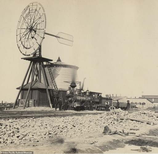 Công ty Trung Thái Bình Dương khởi công tuyến đường vào ngày 8/1/1863. Do thiếu các phương tiện vận chuyển từ các trung tâm sản xuất ở bờ Đông nước Mỹ, hầu như tất cả các công cụ và máy móc của họ bao gồm đường ray, toa chở hàng, toa chở khách, đầu máy hơi nước và các vật tư ngành đường sắt được vận chuyển đầu tiên bằng tàu hỏa đến các cảng bờ đông. Sau đó, chúng được chất lên những con tàu đi qua Mũi Horn của Nam Mỹ hoặc đi qua Isthmus của Panama. (Ảnh Daily Mail)
