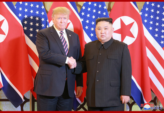 Tối ngày 27/2, Tổng thống Mỹ Donald Trump và lãnh đạo Triều Tiên Kim Jong Un đã gặp nhau tại khách sạn Metropole ở Hà Nội, và khai mạc hội nghị thượng đỉnh Mỹ - Triều lần 2 bằng giây phút bắt tay lịch sử. Ảnh: KCNA.