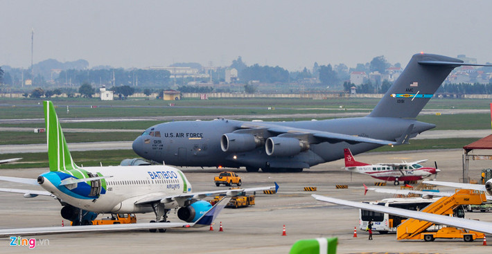 Máy bay C-17 Globemaster III hạ cánh khoảng 13h và đậu tại khu nhà ga hàng hóa của sân bay Nội Bài.