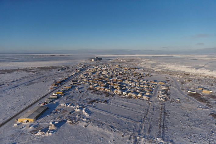 Ảnh chụp từ trên cao của thị trấn Churchill, Manitoba, Canada. Hiện có khoảng 900 người cư trú ở Churchill, hơn một nửa trong số đó là người bản địa. Các du khách đổ về đây để ngắm cực quang phương bắc vào mùa đông, chèo thuyền giữa hàng trăm con cá tầm bơi trên sông vào mùa hè và thăm thủ phủ gấu Bắc Cực của thế giới vào tháng 10 và tháng 11. Ảnh: Alamy.