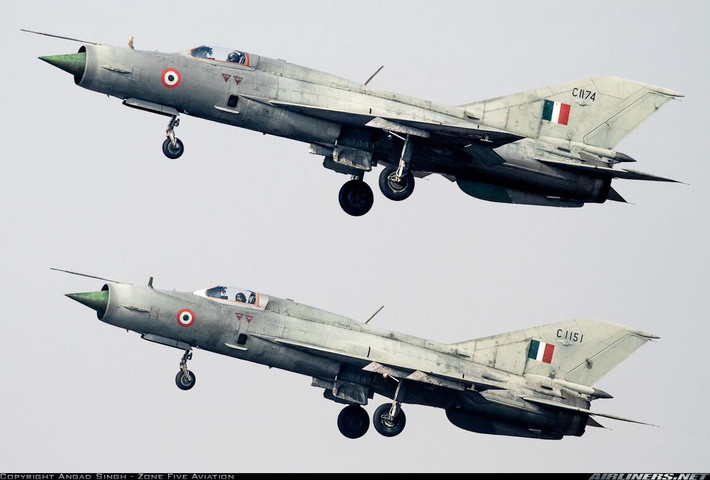 Theo Sputnik, từ lâu Không quân Ấn Độ đã lên kế hoạch thay thế phi đội tiêm kích MiG-21 đã quá lỗi thời của nước này bằng dòng chiến đấu cơ nội địa Tejas do Ấn Độ tự sản xuất. Tuy nhiên với sự ì ạch của chương trình Tejas hiện tại thì sẽ rất khó để có thể nói tới bao giờ Không quân Ấn Độ mới có thể hoàn thành kế hoạch trên.