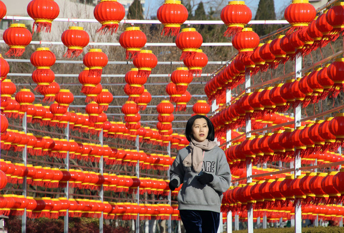 Cô gái đang chạy giữa một "biển" đèn lồng ở tỉnh Sơn Đông. Ảnh: Getty Images.