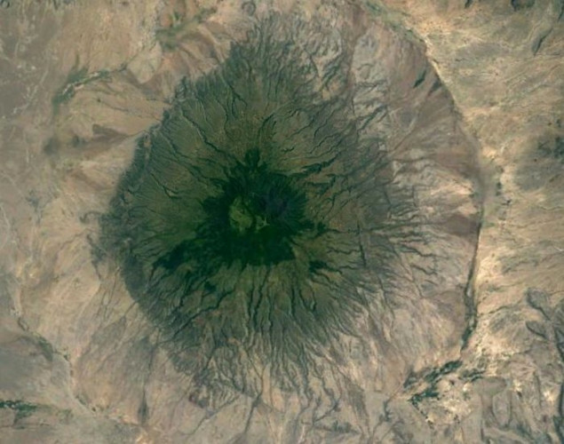 Một ngọn núi lửa ở thung lũng Great Rift của Tanzania. Nó đủ cao để có không gian ẩm ướt và mang màu xanh của riêng mình.