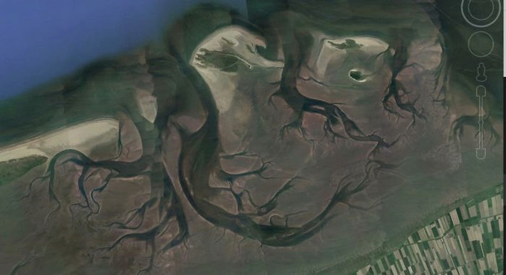 Vẫn là biển Wadden. Hãy nhìn vào những đường thủy triều. Chúng thật ma mị.