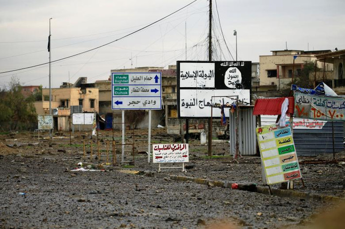 Tàn dư của phiến quân IS trên một con đường ở Mosul. Ảnh Reuters