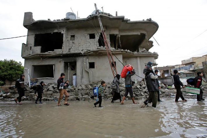 Những dân thường Iraq ở khu vực Bab al-Tob đang chạy tới nơi an toàn. Ảnh Reuters