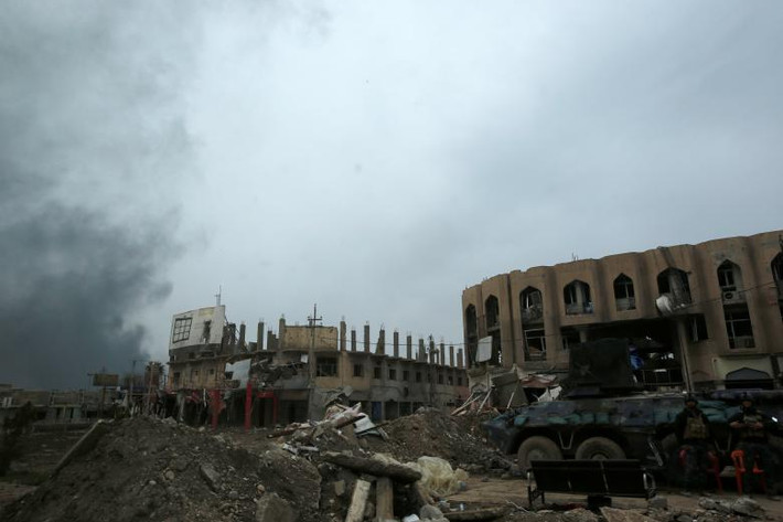 Khói bốc lên từ thành cổ Mosul trong một cuộc giao chiến ở chiến trường Mosul. Ảnh Reuters