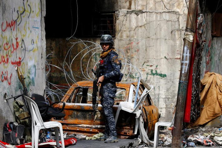 Một thành viên cảnh sát liên bang Iraq đang chiến đấu với IS ở quận Bab al Jadid. Ảnh Reuters
