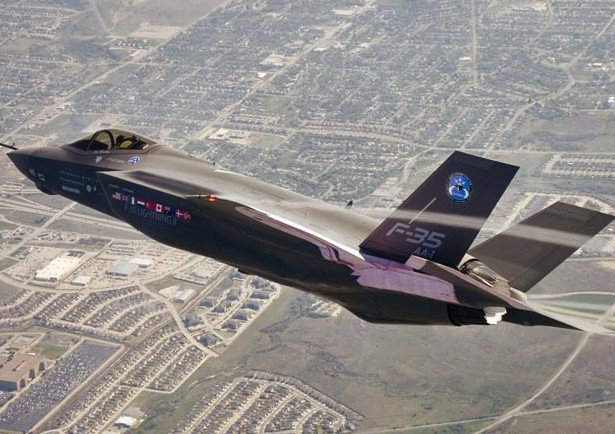 Tiêm kích F-35 hiện được coi là con bài chiến lược của hãng Lockheed Martin, mặc dù mang trong mình quá nhiều tai tiếng, nhưng do là phi cơ thế hệ 5 duy nhất được bán rộng rãi trên thế giới, F-35 vẫn là sự lựa chọn hàng đầu cho nhiều quốc gia. Nguồn ảnh: National.
