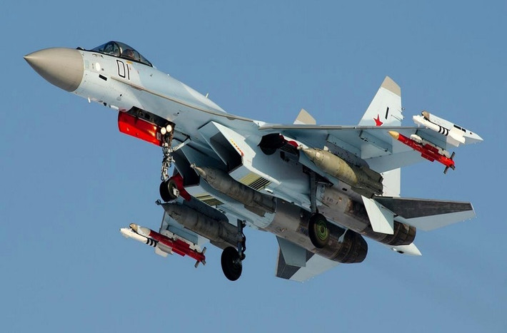 Tính tới tháng 7/2018, Không quân Nga có trong biên chế 71 chiếc Su-35 thế nhưng kế hoạch họ đặt ra là sẽ trang bị toàn bộ 98 chiếc Su-35 trong năm 2020. Với ít nhất 27 chiếc còn lại rõ ràng sẽ rất khó khăn cho Sukhoi khi phải hoàn tất kế hoạch này trong 2 năm sắp tới, trong khi đó họ không chỉ sản xuất mỗi Su-35. Nguồn ảnh: Russia Planes.