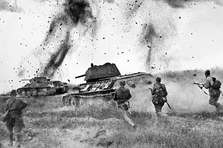 Trận vòng cung Kursk (5/7-23/8/1943) giữa Hồng quân Liên Xô và quân đội phát xít Đức là một trong các trận đánh lớn nhất và đẫm máu nhất trong Thế chiến 2. Hồng quân mất 250.000 binh sĩ, còn lực lượng Đức Quốc xã mất tới 500.000 lính.