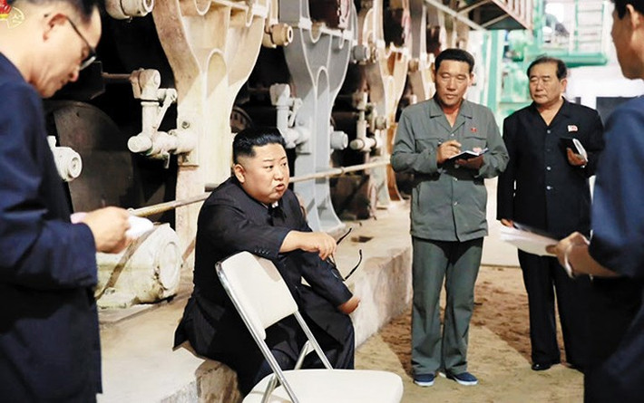 Nhà lãnh đạo Triều Tiên bình dị ngồi nói chuyện với công nhân nhà máy sợi hóa học Sinuiju ngay tại phân xưởng.