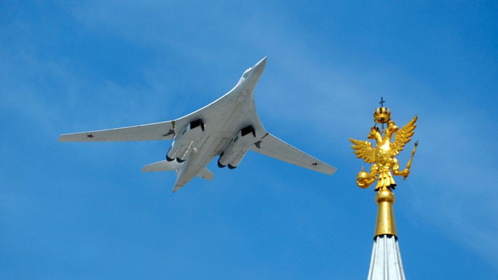 Tupolev Tu-160: là máy bay chiến đấu duy nhất có mặt trong danh sách 10 máy bay lớn nhất thế giới. Tu-160 hiện là nòng cốt trong lực lượng không quân chiến lược của Nga. Nó nắm giữ nhiều kỷ lục trong lĩnh vực hàng không quân sự gồm, máy bay siêu âm lớn nhất, máy bay chiến đấu lớn nhất và máy bay cánh cụp - cánh xòe lớn nhất.