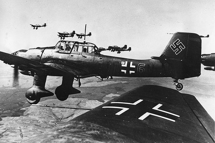 Máy bay ném bom bổ nhào Junkers Ju-87 "Stuka" của Đức Quốc xã.