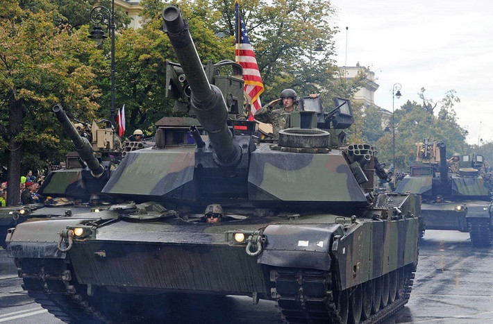 Xe tăng M1A2 Abrams của Quân đội Mỹ xuất hiện trong một lễ diễu binh trên đường phố Đông Âu, có vẻ như đường ở các quốc gia Đông Âu chịu tải tốt hơn hẳn những con đường ở Washington. Nguồn ảnh: Time.