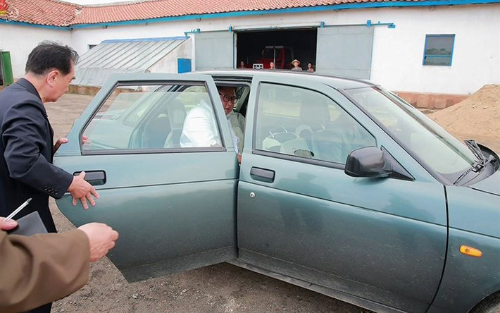 Thay vì chiếc Mercedes Benz chống đạn trong các chuyến công du nước ngoài, ông Kim Jong-un tỏ ra khá thoải mái khi ngồi lên một chiếc xe cũ do Nga sản xuất trong chuyến thăm Sindo.