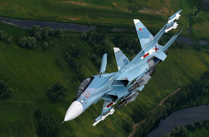 Máy bay tiêm kích Su-30 có tầm bay xa tới 3.000km và có thể tác chiến trong 4-5 tiếng.