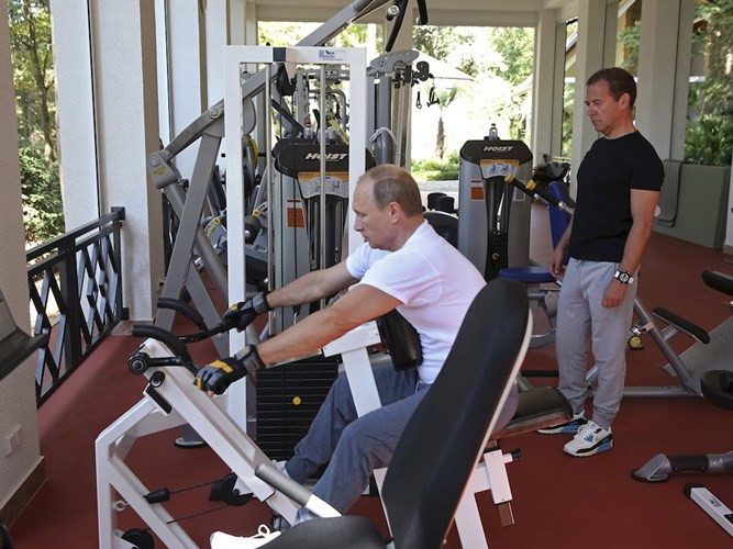 Bức ảnh này ghi lại hình ảnh ông Putin đang tập thể dục cùng Thủ tướng Nga Dmitry Medvedev vào năm 2015. Theo trang Esquire, bộ dụng cụ tập của Tổng thống Nga có giá là 3200 USD.