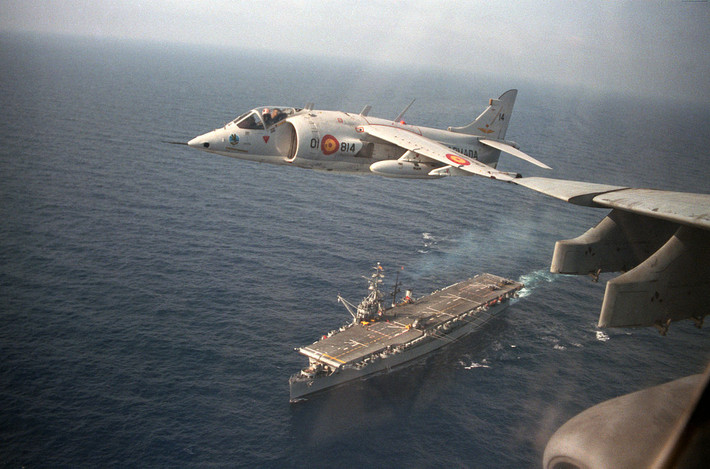 Phi cơ Hawker Harrier là máy bay đầu tiên có khả năng cất và hạ cánh thẳng đứng trong thập niên 1960.
