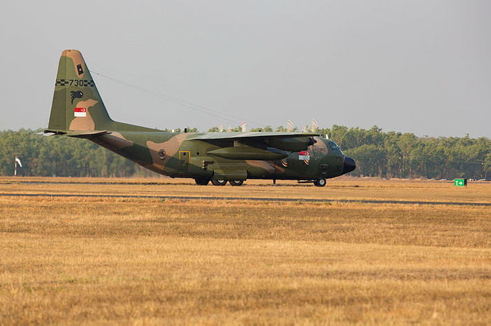 Máy bay vận tải quân sự C-130 của Không quân Singapore hạ cánh tại sân bay Darwin. "Các cuộc tập trận như Pitch Black là một minh chứng cho mối quan hệ mạnh mẽ giữa Australia và các nước đối tác, tăng cường an ninh và hợp tác chặt chẽ trong khu vực châu Á - Thái Bình Dương", trích thông báo của Bộ Quốc phòng Australia. Ảnh: Bộ Quốc phòng Australia.