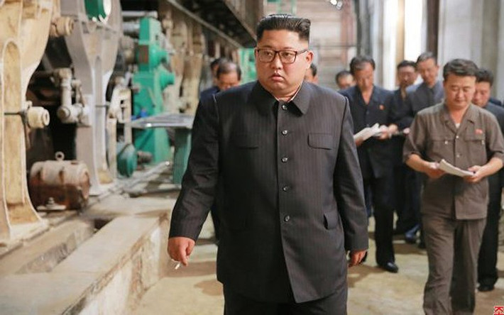 Ông Kim Jong-un đã bày tỏ sự không hài lòng khi đến thăm nhà máy này, cho rằng những trang thiết bị “quý giá” đã bị các công nhân để trong một phân xưởng tồi tàn “như chuồng ngựa”.