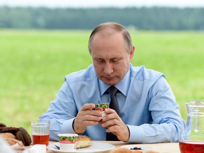 Ông Putin cũng không bao giờ dùng thức ăn từ nước chủ nhà nếu như chưa được điện Kremlin kiểm tra.