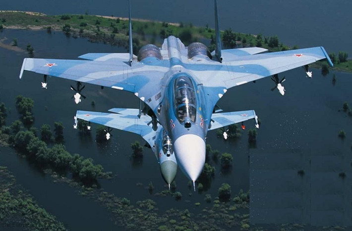Nếu được tiếp nhiên liệu trên không, chiến đấu cơ Su-30 có thể bay xa tới 5.200km với thời gian bay kéo dài tới 10 tiếng đồng hồ.
