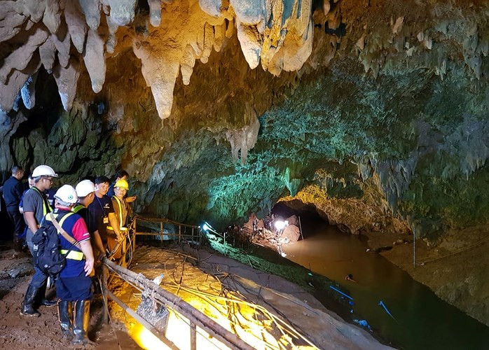 Các quan chức cứu hộ Thái Lan theo dõi nhóm người nhái đặc nhiệm Hải quân nước này lặn sâu vào trong hang tiếp cận hiện trường. Ảnh: EPA