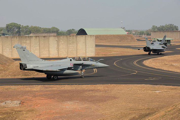 Tiêm kích Rafale của Không quân Pháp đang di chuyển vào khu vực nhà chứa tại sân bay Darwin. Pitch Black tập trung vào các hoạt động bay đêm và tiếp nhiên liệu trên không, tạo điều kiện giao lưu, học hỏi kinh nghiệm giữa lực lượng không quân các nước. Ảnh: Bộ Quốc phòng Australia.