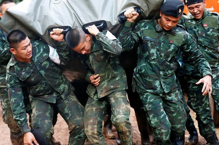 Binh sĩ Thái Lan hỗ trợ đưa các trang thiết bị cứu hộ vào trong hang. Ảnh: Reuters