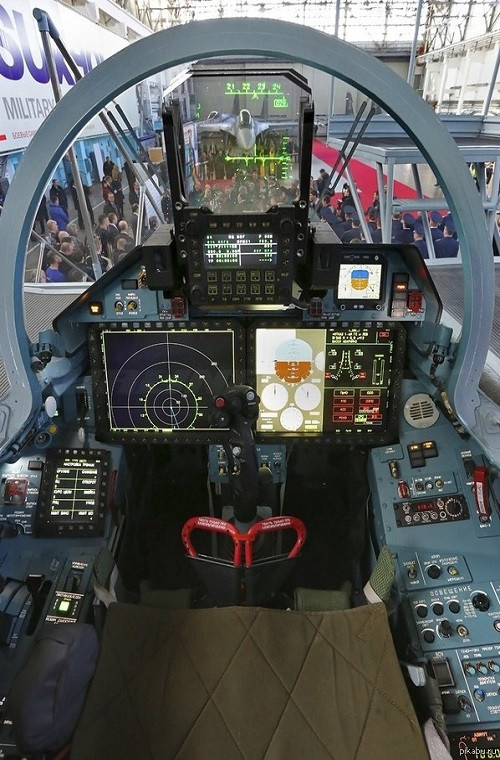 Sukhoi Su-35 (tên của NATO: Flanker-E+) là máy bay tiêm kích hạng nặng, tầm xa, đa năng, thế hệ 4++ do Tập đoàn sản xuất máy bay quân sự Sukhoi thiết kế, ban đầu dành cho Không quân Nga sau đó được mở rộng ra cả thị trường xuất khẩu với các biến thể khác nhau. Nguồn ảnh: oruzhie.info.