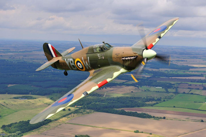 Máy bay tiêm kích một chỗ ngồi Hawker Hurricane của Anh đóng vai trò quan trọng trong việc bảo vệ nước Anh trước các cuộc tấn công của máy bay phát xít Đức.