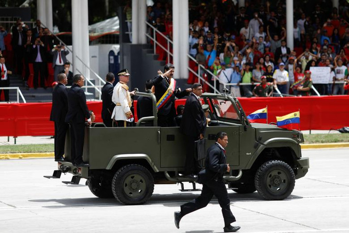 Tổng thống Maduro dự lễ diễu binh.