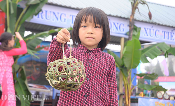 Rùa đá sống trong rừng, khu vực ẩm ướt. Mỗi con có cân nặng khoảng 2 lạng được người dân nhốt trong chiếc lồng tre nứa nho nhỏ, xinh xinh. "Gian hàng" bán rùa đá nhốt rọ tre nứa khiến nhiều người quan tâm, thu hút nhiều bạn trẻ tới xem.