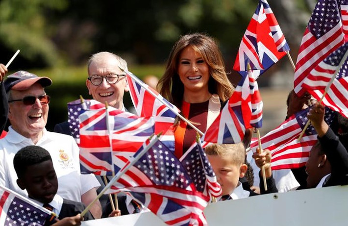 Đệ nhất phu nhân Mỹ Melania tháp tùng chồng trong chuyến thăm Anh.